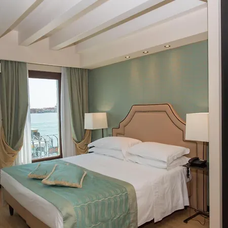 帕加内利酒店 3*